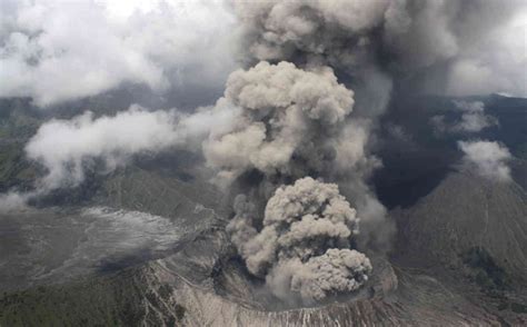 mount ruang eruption pictures